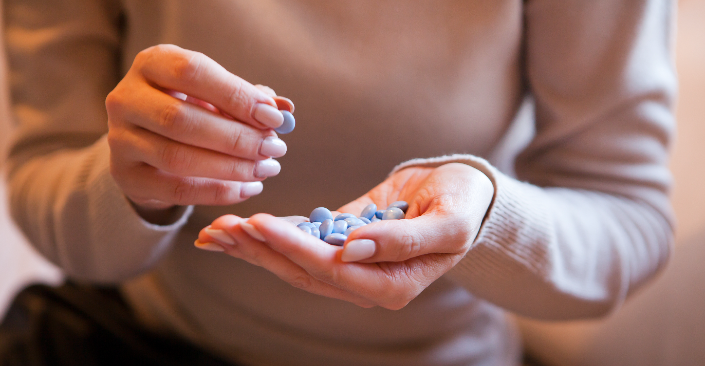 woman with multivitamins in her hand